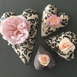 Papiermaché Blumenherzen