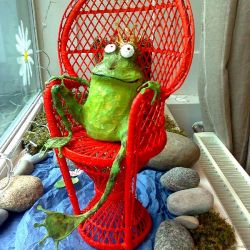 Papiermaché Froschkönig