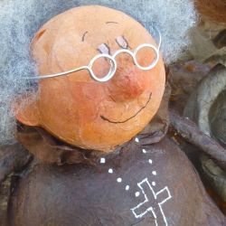 Papiermaché Mönch