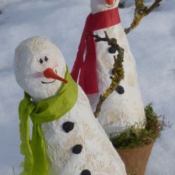 Papiermaché Schneemann