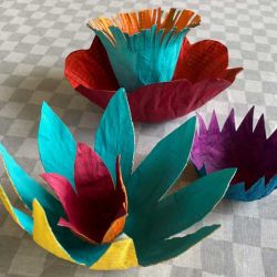 Papiermaché Zeitungsblumen